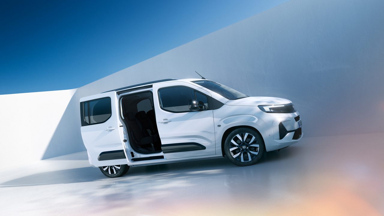 Side view of a white Opel Combo with sliding door
