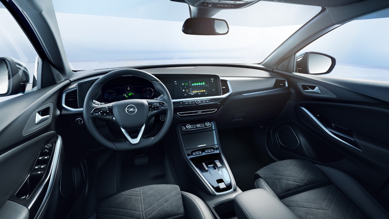 Backseat view of the front seats and cockpit of an Opel Grandland Plug-in-Hybrid 